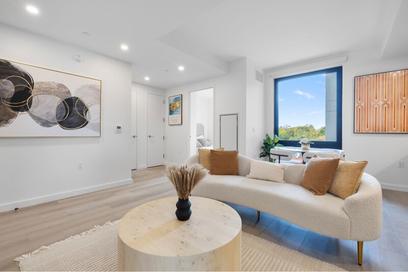 Foto principal - 72-01 Queens Blvd
