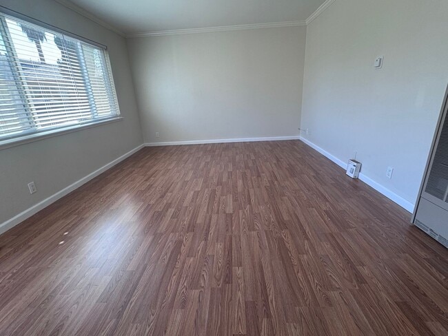 Building Photo - Unit 3