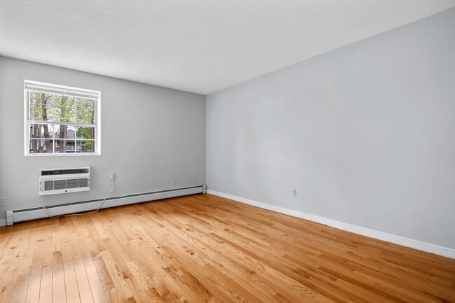 Building Photo - 804 Centre St