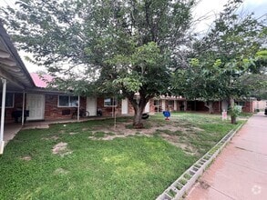 Building Photo - 1212 N Kelly Ave