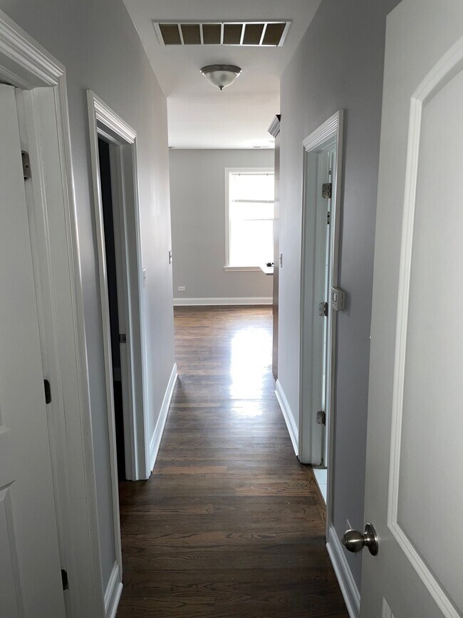 Foto del edificio - 3663 N Elston Ave