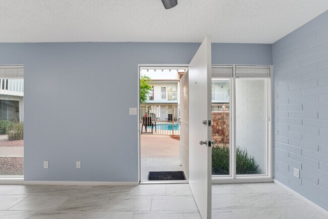 Foto del edificio - Well-maintained 2-bedroom, 1.5-bath townhome in the heart of Central Phoenix!