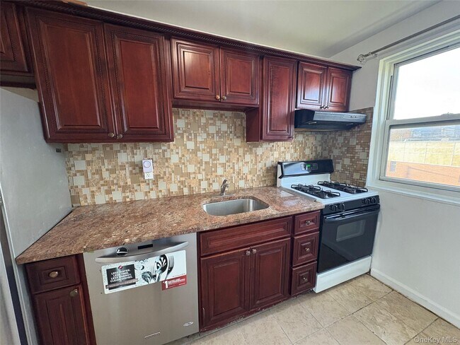 Foto del edificio - 245-39 76th Ave