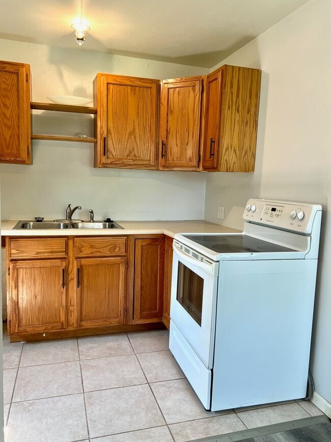 Building Photo - Remodeled Residential Home on East Side - Preleasing for 26/27 School Year!