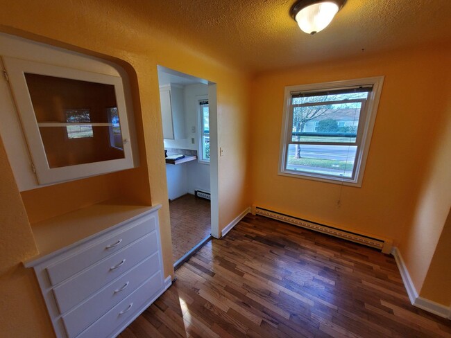 Building Photo - 2BR Home with Hardwood Floors Near Fairgro...