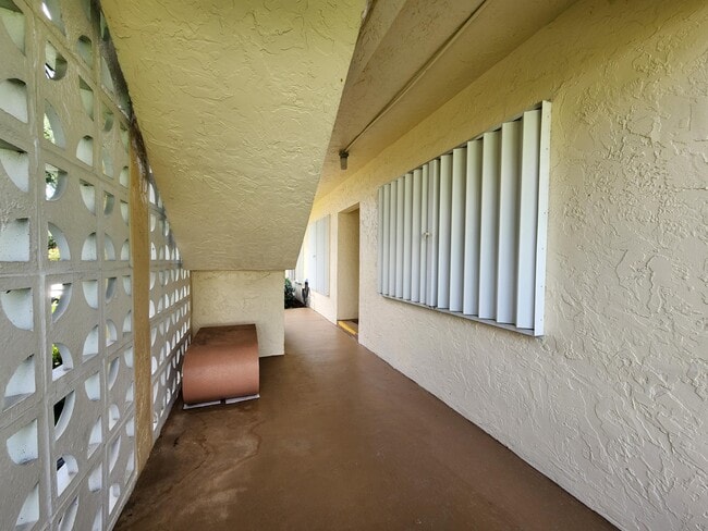 Building Photo - 1560 NW 18th Ave
