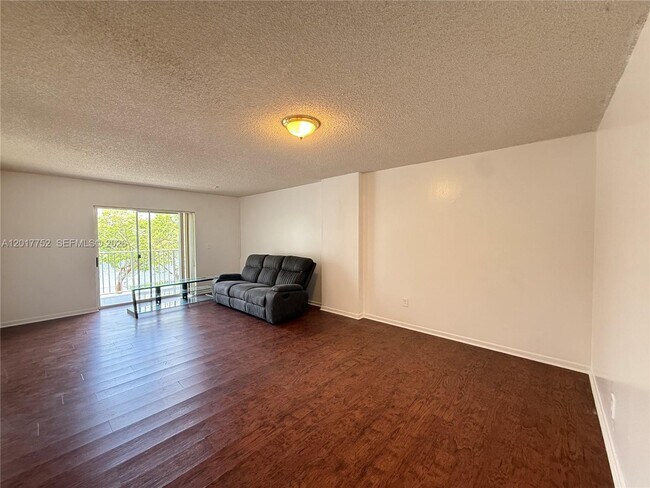 Foto del edificio - 8260 SW 210th St