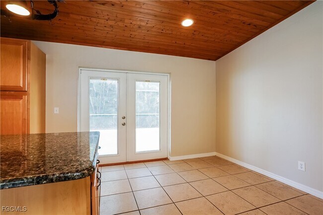 Building Photo - 15860 Willoughby Ln