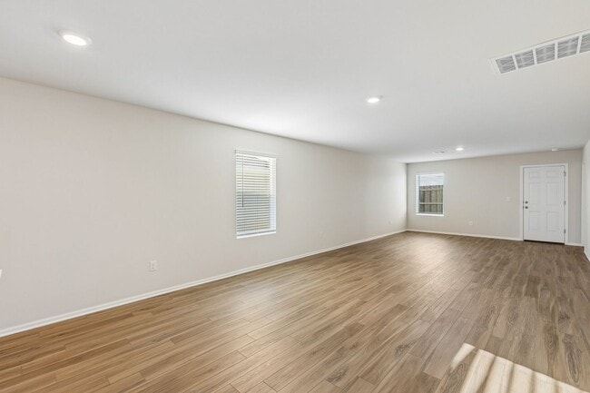 Building Photo - 4 Bed | 2 Bath | 1,572 Sq Ft