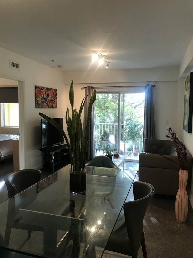 Foto principal - 2536 NW 24th St