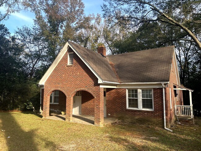 Foto del edificio - Move-In Ready Home with Spacious Backyard & Prime Location