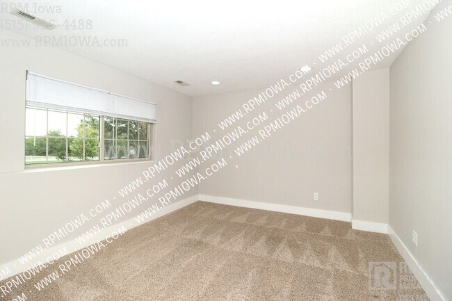 Foto del edificio - 3600 SE Glenstone Dr