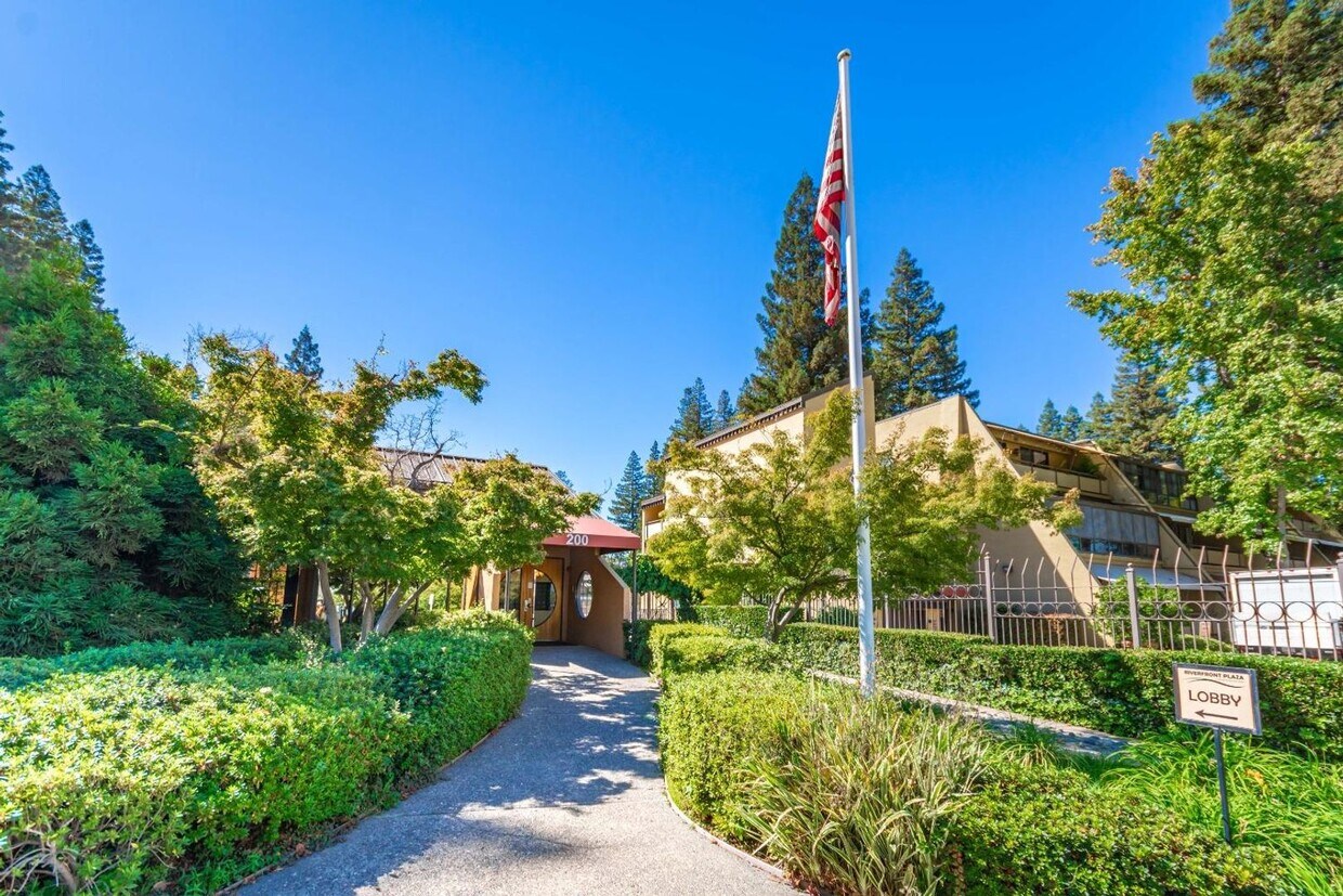 Foto principal - DOWNTOWN LIVING AT ITS FINEST! - 2 bedroom...