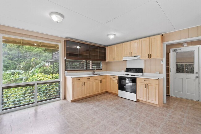 Foto del edificio - 5 bed/2 bath single family home on the Nuu...