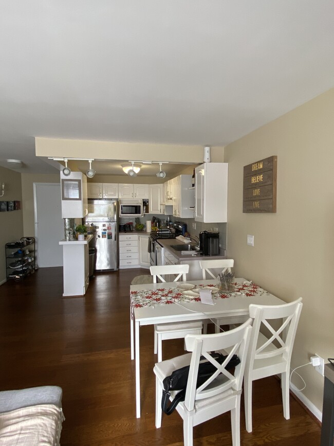 Building Photo - 400 Governors Dr