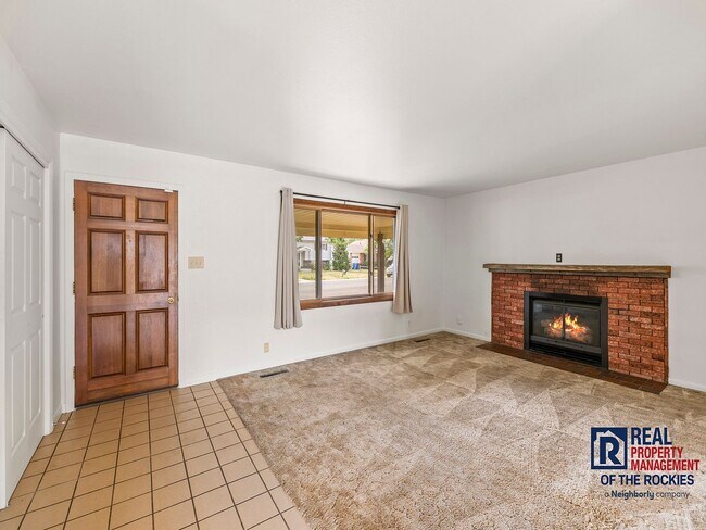Foto del edificio - Cozy 3-Bed, 2-Bath Home with Fireplace, & ...