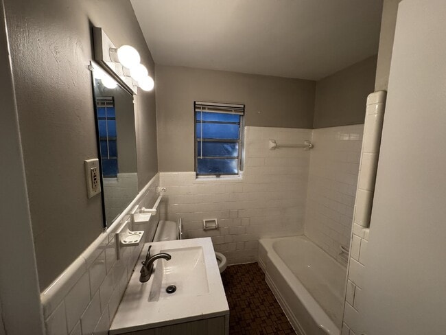 Building Photo - Duplex For Rent