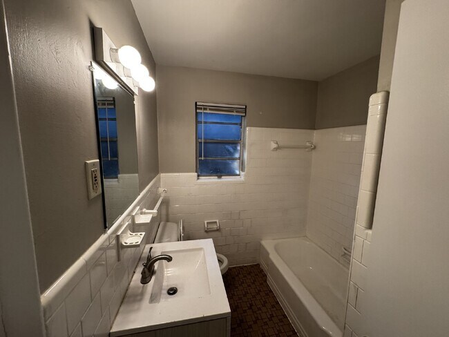 Foto del edificio - Duplex For Rent
