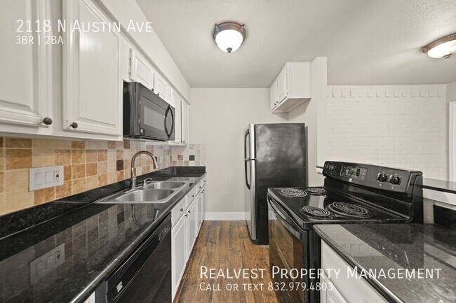 Building Photo - 2118 N Austin Ave