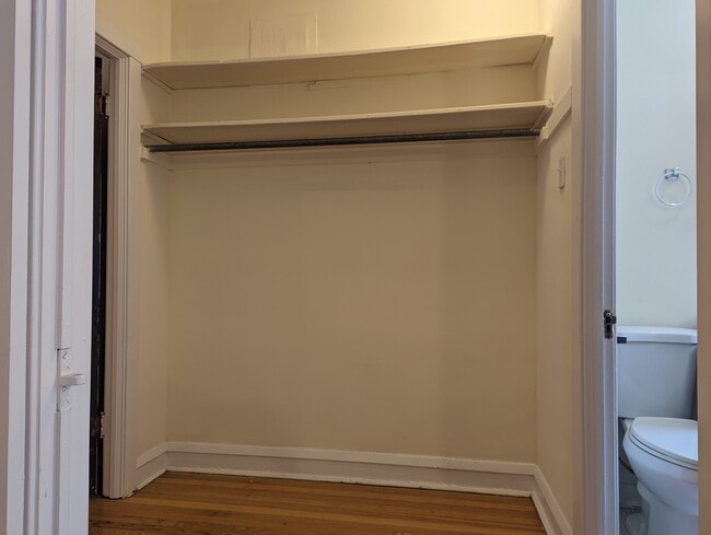 Building Photo - 2122 W Ainslie St