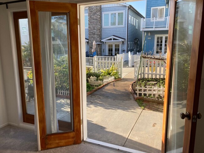 Private Walk-Street Access Front Patio - 321 17th Pl
