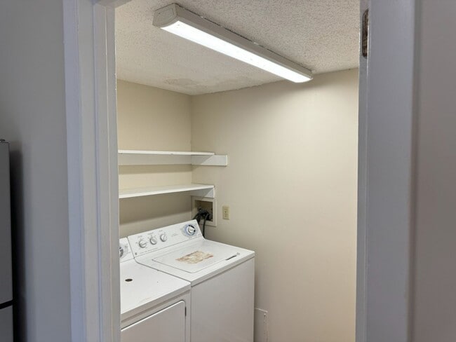 Building Photo - Spacious Affordable Townhome