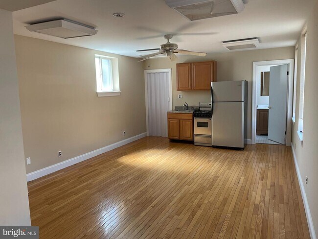 Building Photo - 900 S Ellwood Ave