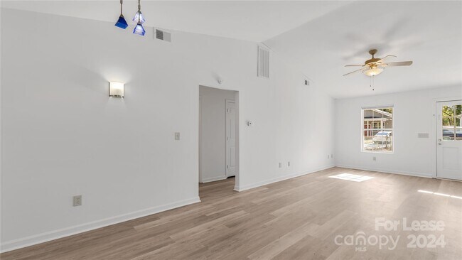 Foto del edificio - 3733 Oakwood Rd