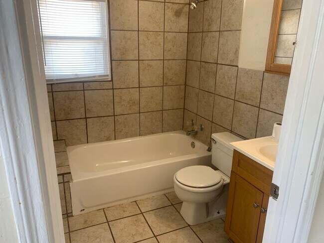 Foto del edificio - Super cute 1 bedroom rear house close to A...