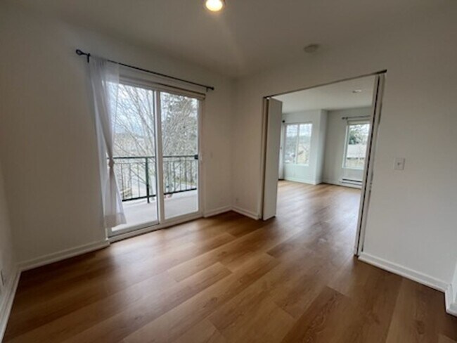 Building Photo - **Bright & Updated 2-Bedroom Condo with Water View in Friday Harbor!**