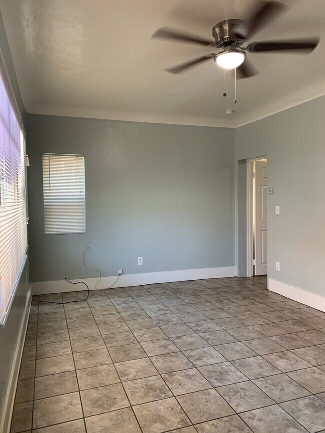 Building Photo - 425 N Rose Pl