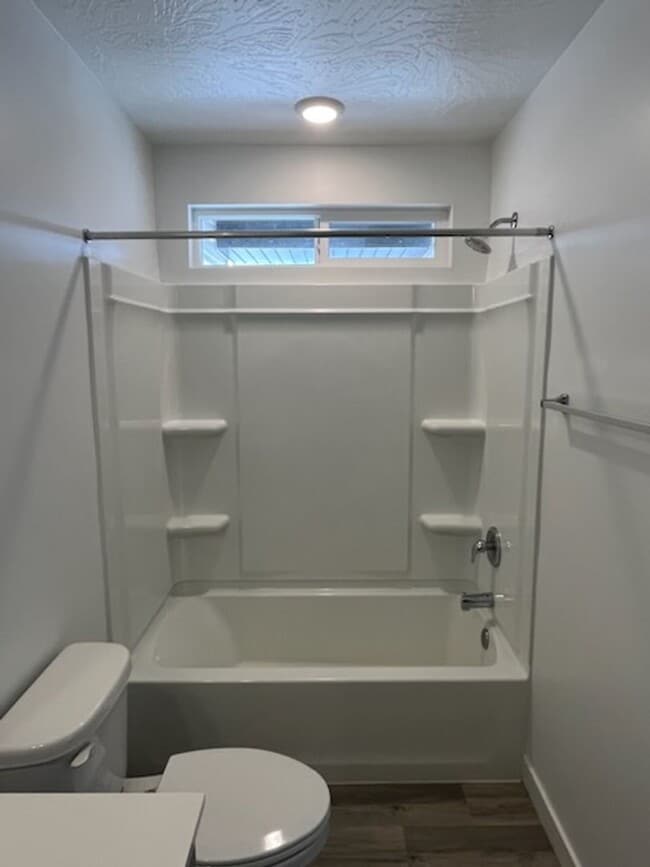 Building Photo - Charming Townhome