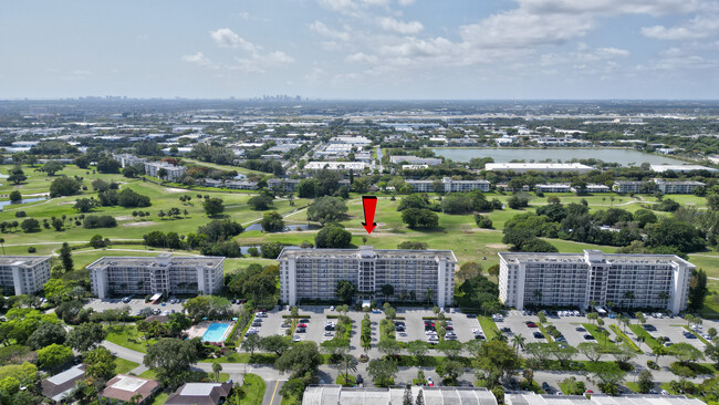 Building Photo - 3050 N Palm Aire Dr