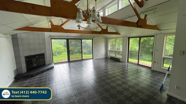 Foto del edificio - 523 Larix Rd