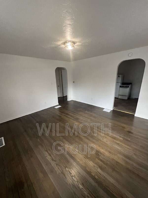 Building Photo - 702 W 23rd St