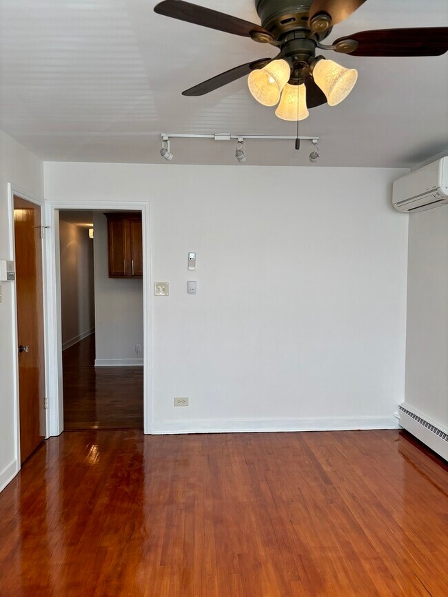 Building Photo - 2720 W Summerdale Ave