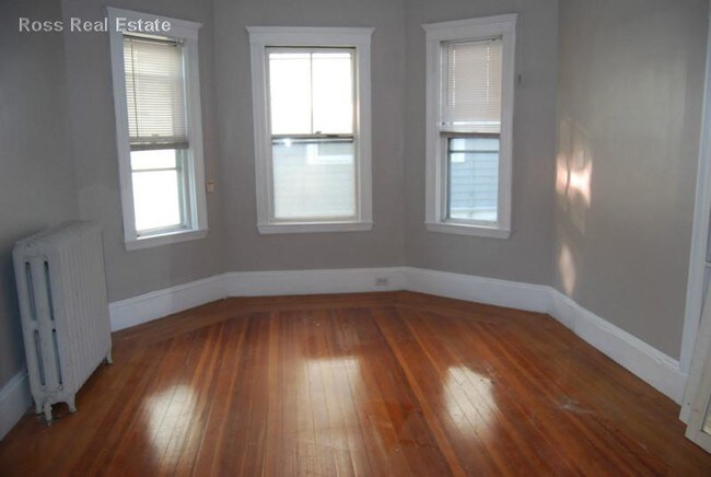 Building Photo - Four bed de..leaded new kitchen and bath