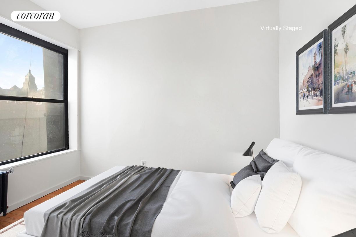 Foto principal - 242 E 10th St