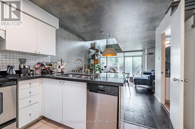 Building Photo - 954 King St W