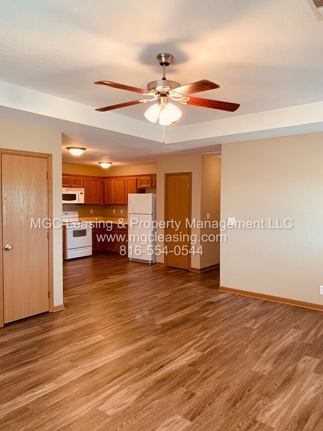 Foto del edificio - Charming Brick Ranch Duplex in the Heart of Lone Jack - Ready Now