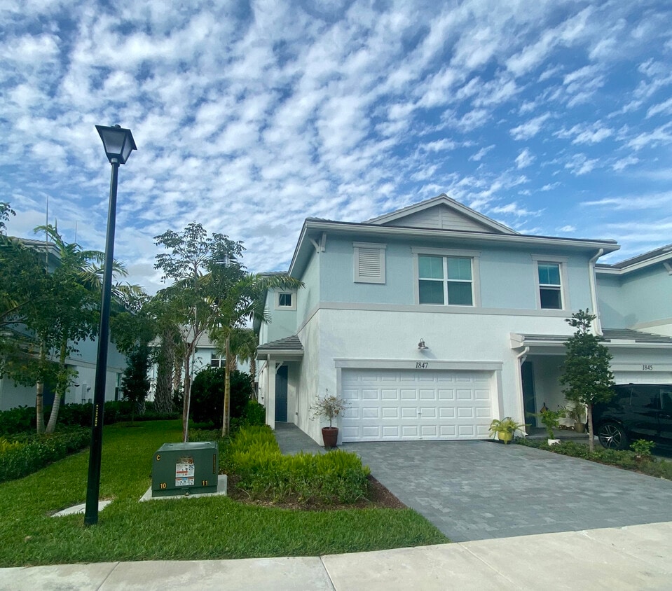 Primary Photo - 1847 Sandpiper Pointe Pl