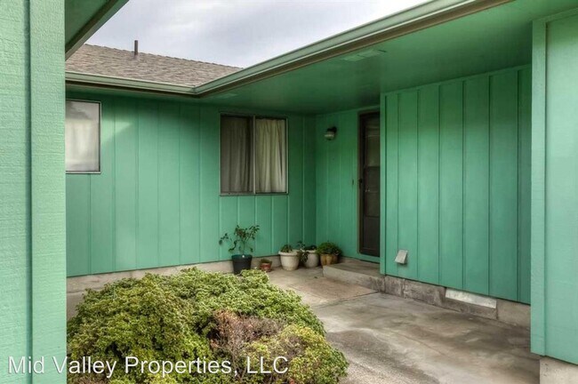Building Photo - 4253-4255 Madrona Way SE