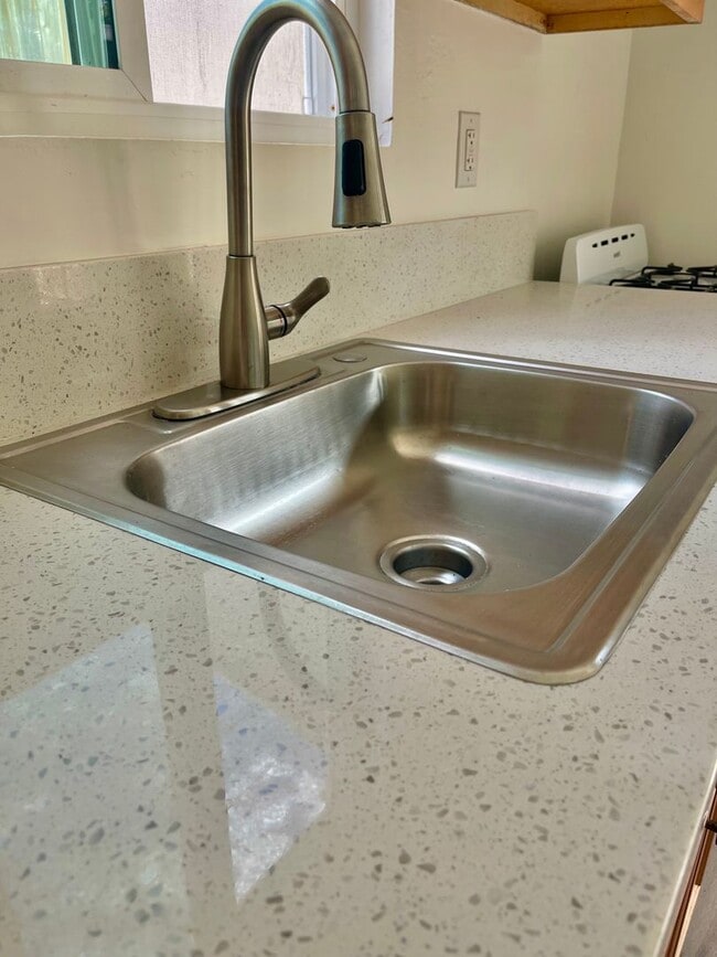 Foto del edificio - Freshly Renovated Studio with Yard & Mount...