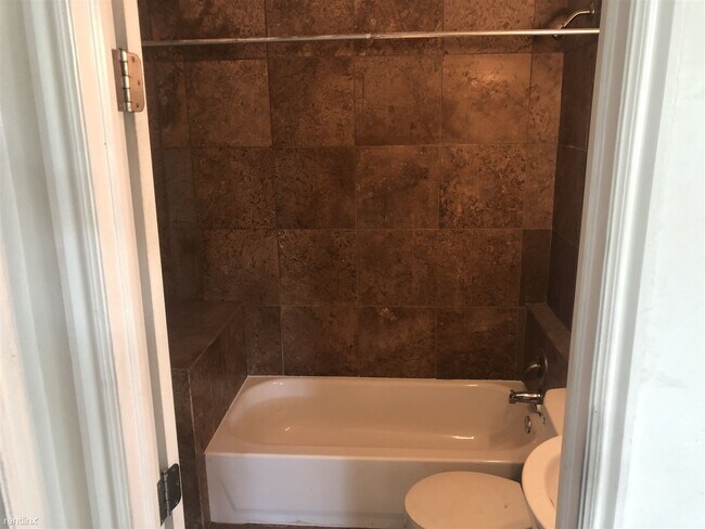 Foto del edificio - 1 br, 1 bath 4plex - 425 East 4th Avenue 2