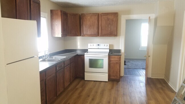 Building Photo - Great garage and fresh updates plus fenced...