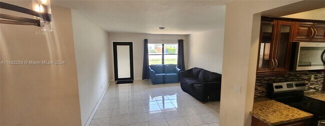 Foto del edificio - 1296 NE 146th St