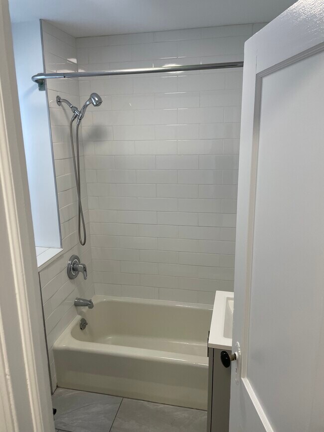 Foto del edificio - 125 Tunxis Hill Rd