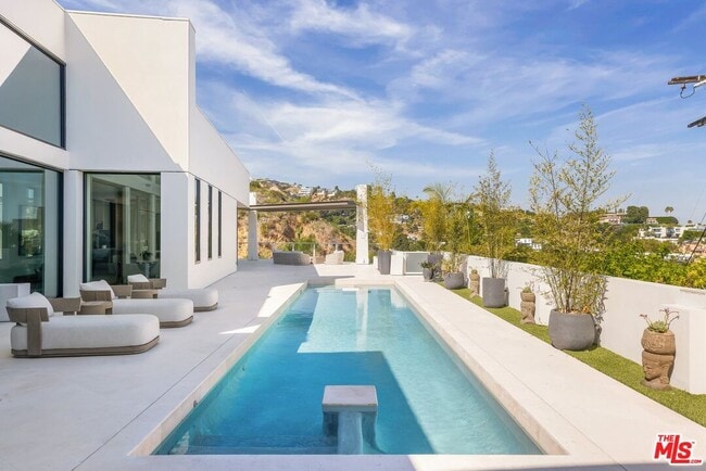 Building Photo - 9405 Sierra Mar Pl