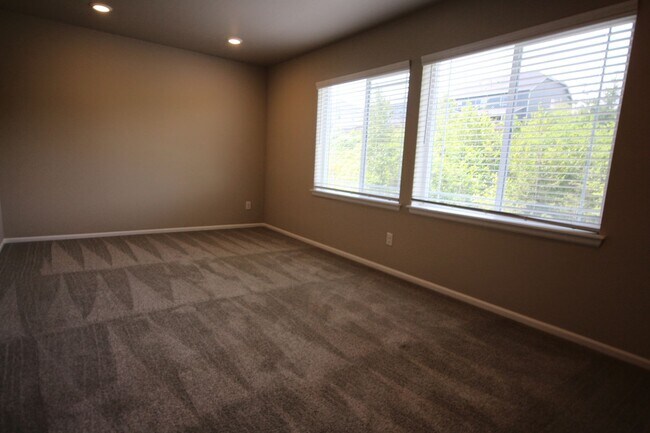 Building Photo - 4 bedroom home located in Auburn