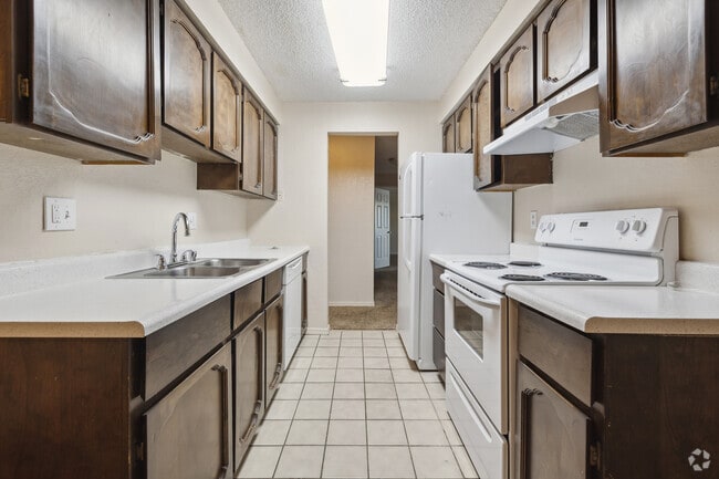 2BR, 2BA - 1,152SF - Kitchen - Clearwater Bay and Herron Lake Apartments